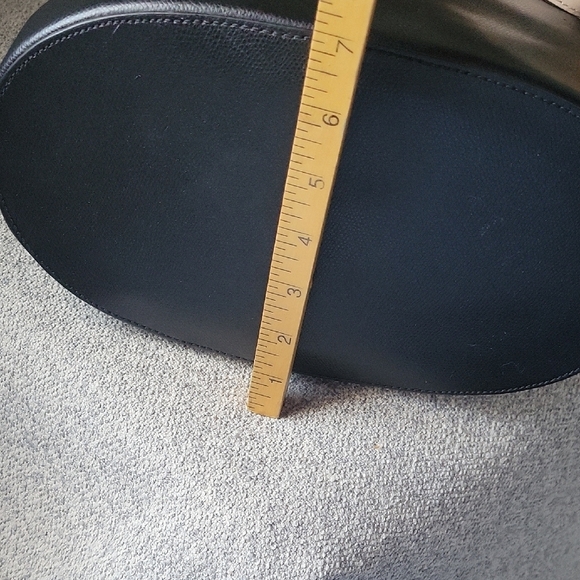 Michael Kors Black and Tan Leather Tote Elegant Design - Picture 7 of 9